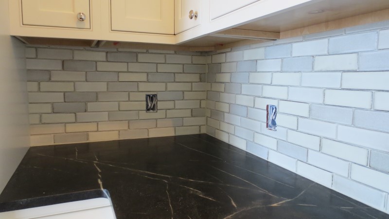 kitchen-backsplash-tile-pattern-continued-in-corner